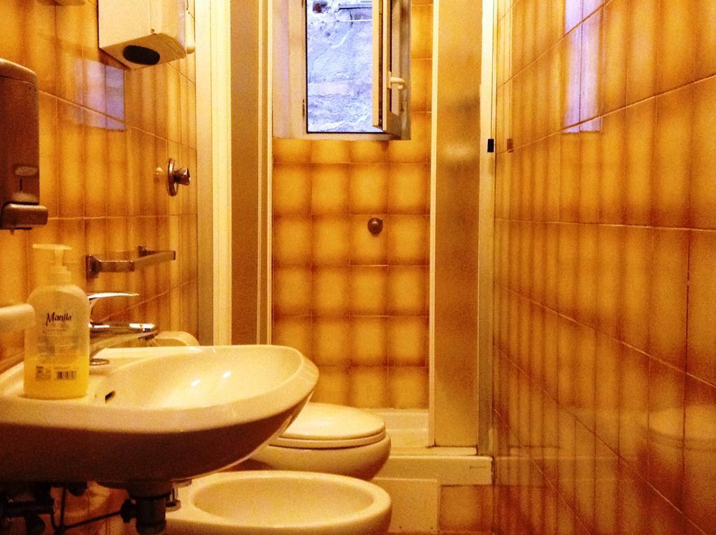 Hotel Bernheof Genua Zimmer foto