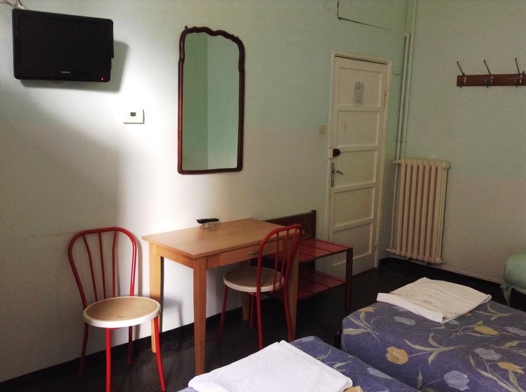 Hotel Bernheof Genua Zimmer foto